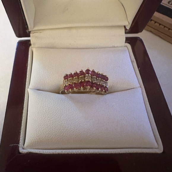 Vintage Elegant 14k Gold and Red Gemstone Ring size 6